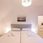 Geraeumige Und Ruhige Wohnung Am Kanal