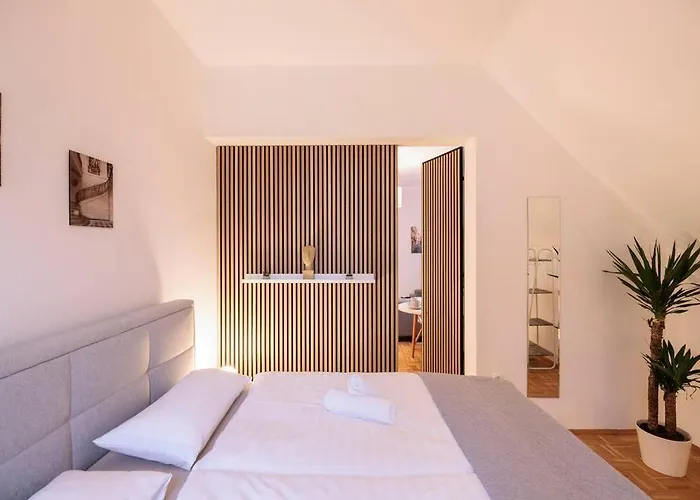 Geraeumige Und Ruhige Wohnung Am Kanal